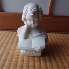 読書する少女の胸像