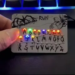 ストレンジャーシングス　LEDライト付きアルファベットキーホルダー