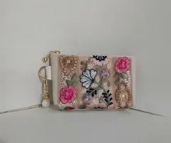✨インド刺繍 リボン✨お花のデザインが素敵なポーチ ✨チャーム付き