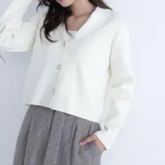 ホワイトニットカーディガン　襟付きメタルボタンニットジャケット