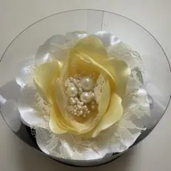 花の形状のコサージュ、ブローチ（イエロー・ホワイト）