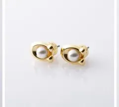 コーチのシグネチャーパールスタッドピアス（ゴールドトーン、パールアクセント）