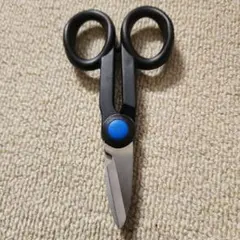 黒いはさみ 青いボタン付きぽんぽん用