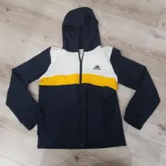 adidas。子供用140。ナイロンジャケット。サイズ140。