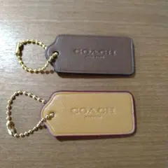 新品です✨COACH タグ型チャームキーホルダー 2色セットです✨