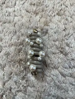 グレーのパール付きヘアクリップ