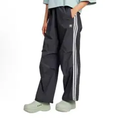 新品M Adidasスリースト ウーブン パラシュートパンツ IY7251