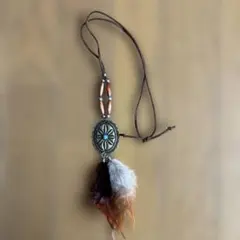 羽根とターコイズビーズのネックレス