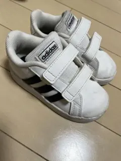 adidas キッズスニーカー