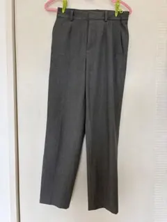 ユニクロ グレー スラックス プリーツ入り