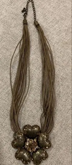 フラワーモチーフ メタルネックレス