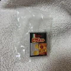 カルビー　アクリルシャカシャカチャーム　ピザポテト