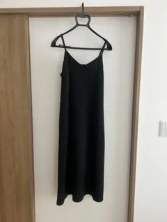 オールシーズンOK GU黒のキャミワンピース