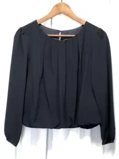 ダークネイビー プリーツ入り長袖ブラウス