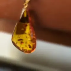 琥珀色の滴型樹脂ネックレス
