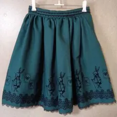 超美品　アクシーズファム　ウサギのイラスト付きダークグリーンフレアスカート