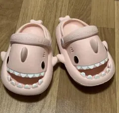 サメ　サンダル　ピンク　15センチ　クロックス風　E