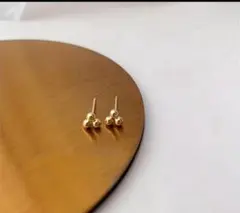 3つ　丸玉　ゴールド　小ぶり　可愛い　18KGP スタッドピアス