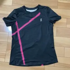 On COURT-T Tシャツ ブラック×ピンク　サイズS