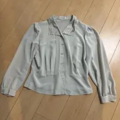 あ*ん様 VINVERT 刺繍付き 長袖 ブラウス ライトくすみグリーンのサムネイル