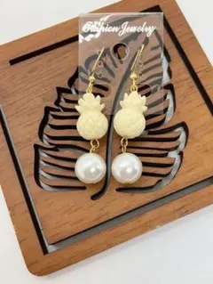 パイナップルビーズとパールのピアス