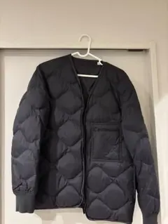 黒いキルティングダウンジャケット