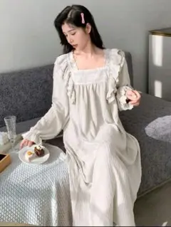 フリル付き ベージュロング ルームウェア