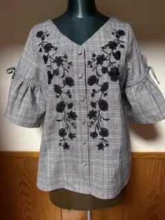 美品Lサイズ　チェック柄 Vネックブラウス 刺繍 花柄 五分袖トップス袖リボン