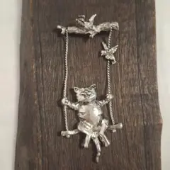 ブランコに乗る猫のブローチ 鳥モチーフ付き アンティーク風