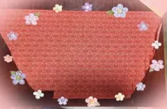 赤い幾何学模様の生地