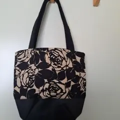 ハンドメイド、黒いバラ柄と合成皮革のぷっくり肩掛けトートバッグ③
