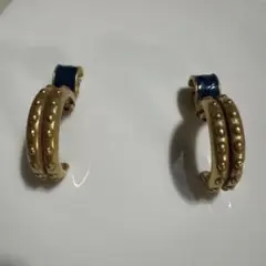 金色と青色のフープイヤリング