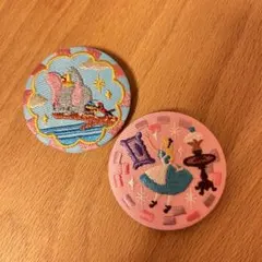 ディズニー　刺繍缶バッジ　アリスとダンボ