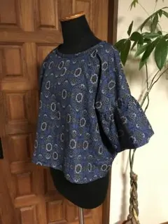 大人かわいい　ハンドメイドブラウス　袖ふわふわ　シルク着物リメイク　ブルー地