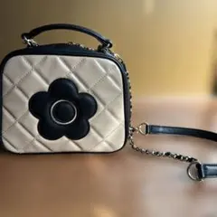 マリークヮント スクエアキルトデイジーパッチ 2WAYショルダー