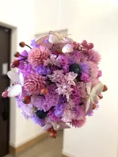 スターチスと千日紅、色々木の実のフライングボール