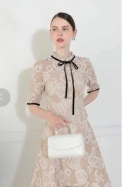 【タグ付】leja総レースベロアリボン花柄ドレスワンピース　アイボリーベージュ系