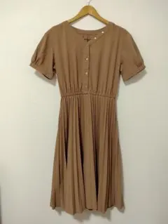 アース プリーツワンピース 半袖 キャメル