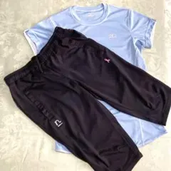 水色Tシャツと黒ショートパンツの上下セット