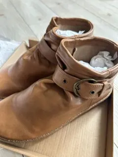 ブラウンレザーショートブーツ バックル付き