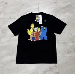 新品　ユニクロ Tシャツ　カウズ×セサミストリート　ユニセックス　ブラック　Sのサムネイル