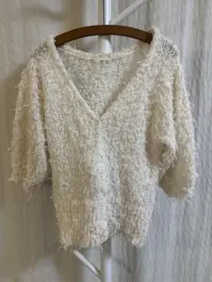 Kastane ホワイト Vネック 半袖 フリンジセーター