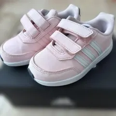 adidas スニーカー