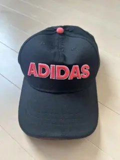 ADIDAS ブラックキャップ レッドロゴ