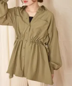 新品タグ付き✨️ ダブルクローゼット ウエストギャザーボリューム袖シャツ カーキのサムネイル