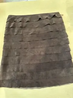 フリルの革スカート