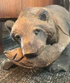 木製クマの彫刻 魚を持つ