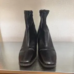 黒いジッパー付きショートブーツ