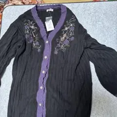 axes femme 刺繍入りロングカーディガン 黒・紫