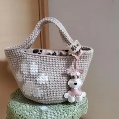 ハンドメイド毛糸モチーフバッグ(肉球 ベージュ 革タグ付) - メルカリ